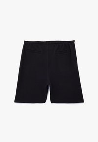 Schwarze Shorts aus strukturiertem Stoff, elastischem Bund und zwei Gesäßtaschen. Das Design ist schlicht mit geradem Schnitt und ohne sichtbare Muster.