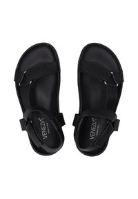 Černé sandály s plochou podrážkou, koženými popruhy a minimalistickým designem. S nastavitelnými přezkami a křížovými detaily na svršku.