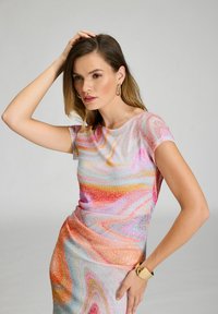 Robe côtelée ornée de sequins avec un design en tourbillon multicolore dans des teintes de rose, orange et bleu ; manches courtes et silhouette ajustée.