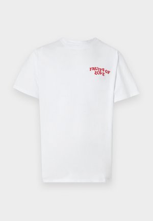 Λευκό βαμβακερό μπλουζάκι με κοντά μανίκια. Διαθέτει κόκκινο κεντημένο κείμενο "FRUITS OF LOVE" στην αριστερή πλευρά του στήθους. Κλασικός στρογγυλός λαιμός.