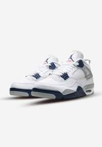 Sneaker bianche in pelle con accenti blu navy, pannelli in rete e dettagli grigi. Presenta lacci rotondi e un'unità Air visibile nella suola.