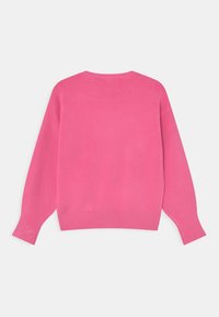 Rosa stickad tröja med långa ärmar, rundad hals och ribbade muddar. Slät textur, avslappnad passform och enfärgad utan mönster.