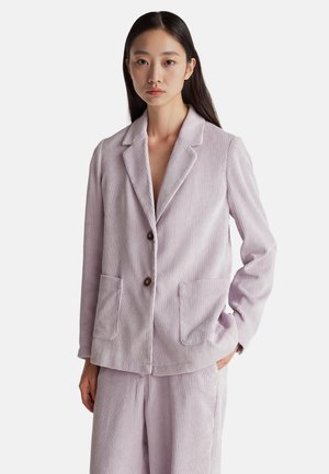 Licht lila corduroy blazer met een gekartelde revers, twee voorkruiden en een enkele knoopsluiting; gecombineerd met bijpassende broek.