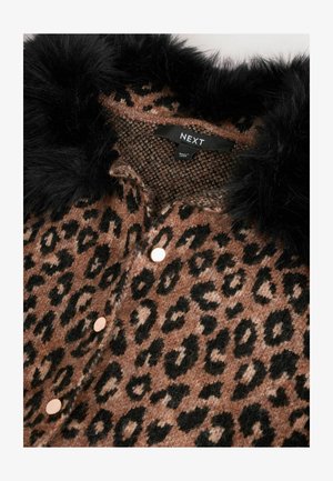 Sweter w panterkę w miękkim brązowym dzianinie z czarnym sztucznym futrem przy kołnierzu, z różowozłotymi guzikami i teksturowanym wnętrzem.