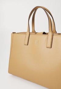 Tommy Hilfiger LOGOTAPE SATCHEL - Geantă de mână - safari