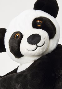 Giocattolo panda di peluche con pelliccia bianca e nera, faccia tonda, macchie nere attorno agli occhi e tratti facciali ricamati. Texture morbida e coccolosa.