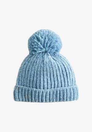 Lichtblauwe gebreide wintermuts met een omgeslagen rand en een grote pompon bovenop, gemaakt van zacht, gestructureerd garen.
