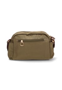 Bolsa de tela verde oliva con un acabado texturizado, que presenta un bolsillo con cremallera en la parte frontal y una correa de cuero marrón. El herraje dorado realza el diseño.