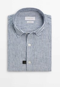 Camicia a righe blu e bianca, in misto cotone, vestibilità regolare. Presenta un colletto classico, chiusura con bottoni e una piccola etichetta del marchio sull'orlo.