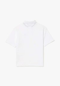 Polo shirt blanc à manches courtes avec un col classique, texture lisse et design minimaliste, sans motifs visibles ni éléments métalliques.