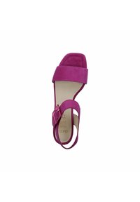 Sandalia de ante fucsia con tira superior ancha y correa ajustable en el tobillo, con un hebilla rectangular y una suela acolchada.