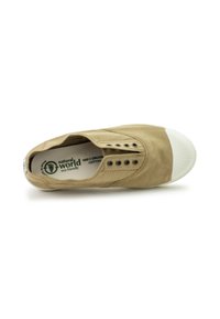 Beige vászon sportcipő fehér gumival ellátott orral, öt fémből készült fűzőlyukkal és környezetbarát márkázással a talpbetéten.