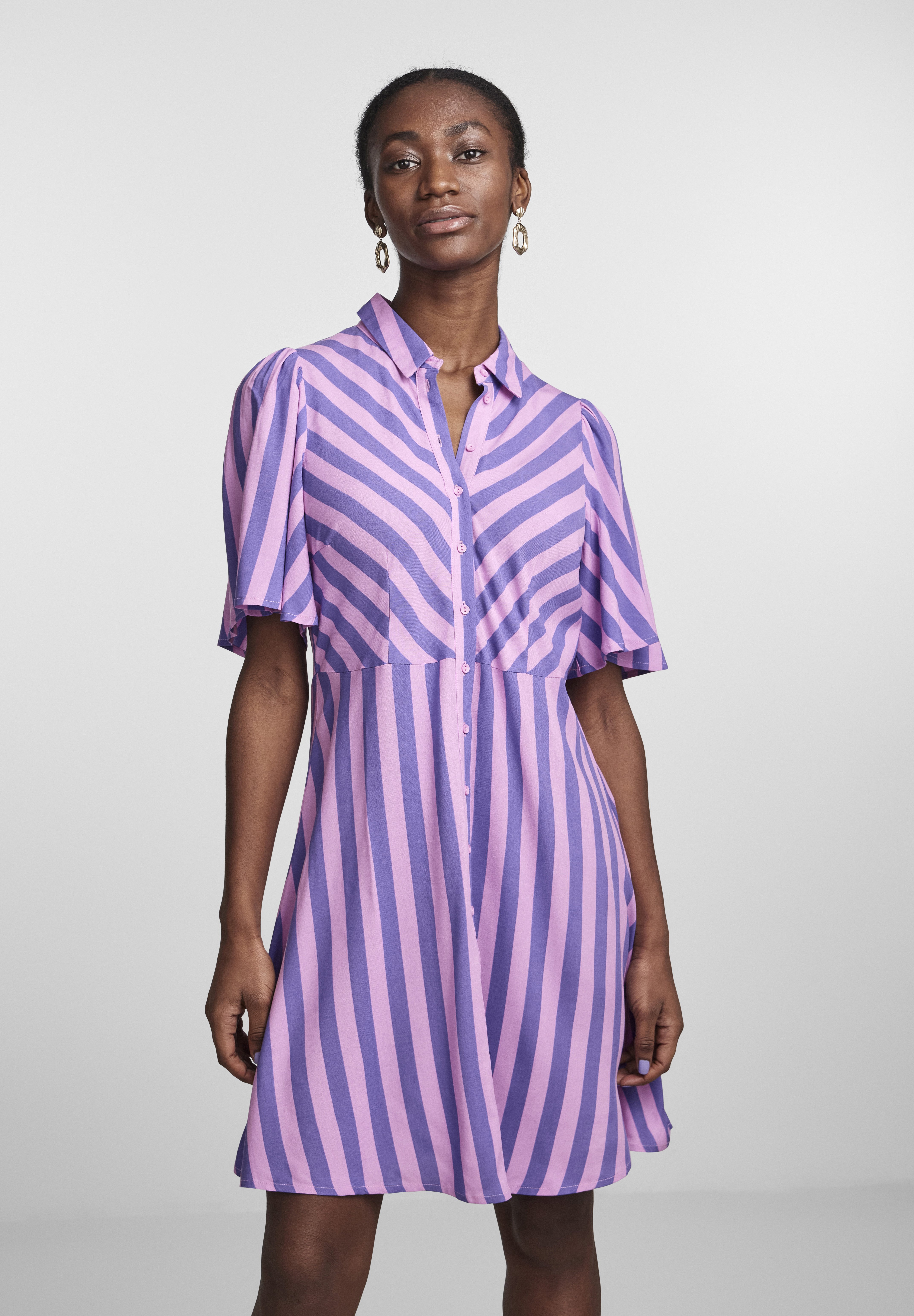 YAS Damen Blusenkleid Mit Reverskragen Und Bindegürtel – Langärmlig, V-Ausschnitt, Normale Passform