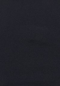 Nahaufnahme von dunkelmarineblauem Strickstoff mit feiner, gleichmäßiger Naht und weicher Textur.