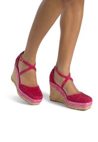 Sandali con tacco a forma di cuneo rosa, con tomaia in tessuto testurizzato arricchita con strass, suola in juta intrecciata e cinturini alla caviglia per una vestibilità sicura.