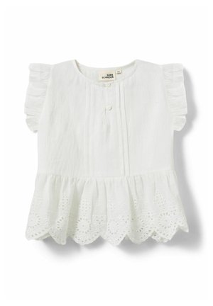 Witte meisjesblouse met korte mouwen en ruches aan de mouwen, twee knopen aan de voorkant, verticale plooien en een gezoomde rand van kant met bloemmotieven en uitgesneden patronen.