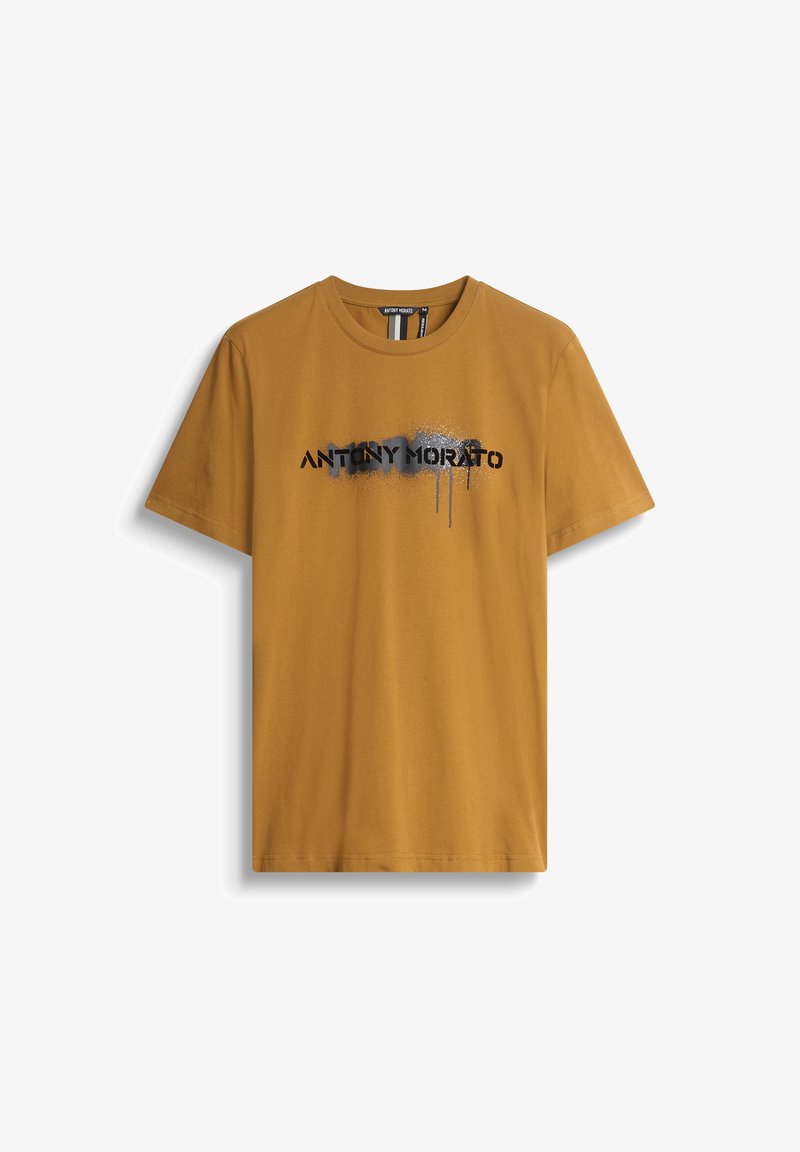 Camiseta de algodón de color mostaza con mangas cortas, que presenta una impresión gráfica de "ANTONY MORATO" en tinta negra y gris con efectos de goteo.