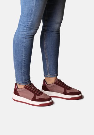 Rode en grijze sportschoenen met een gestructureerde bovenkant, gestroomlijnd ontwerp en witte zolen; beschikt over een mix van materialen, waaronder leer en suede.