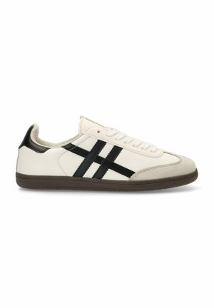 Zapatilla blanca con acentos negros y una puntera de ante. Presenta cordones planos y una suela de goma texturizada. Diseño simple, estilo retro.