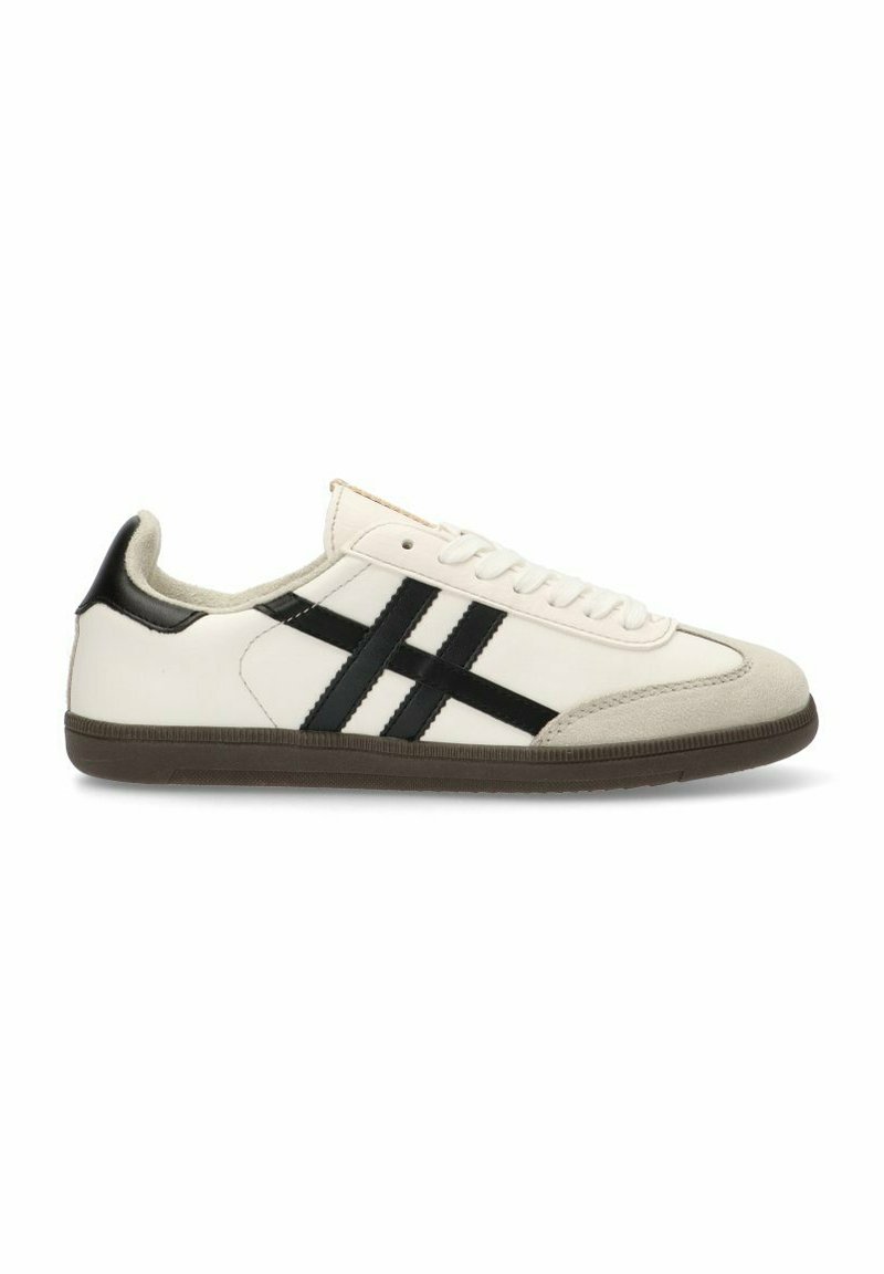Zapatilla blanca con acentos negros y una puntera de ante. Presenta cordones planos y una suela de goma texturizada. Diseño simple, estilo retro.