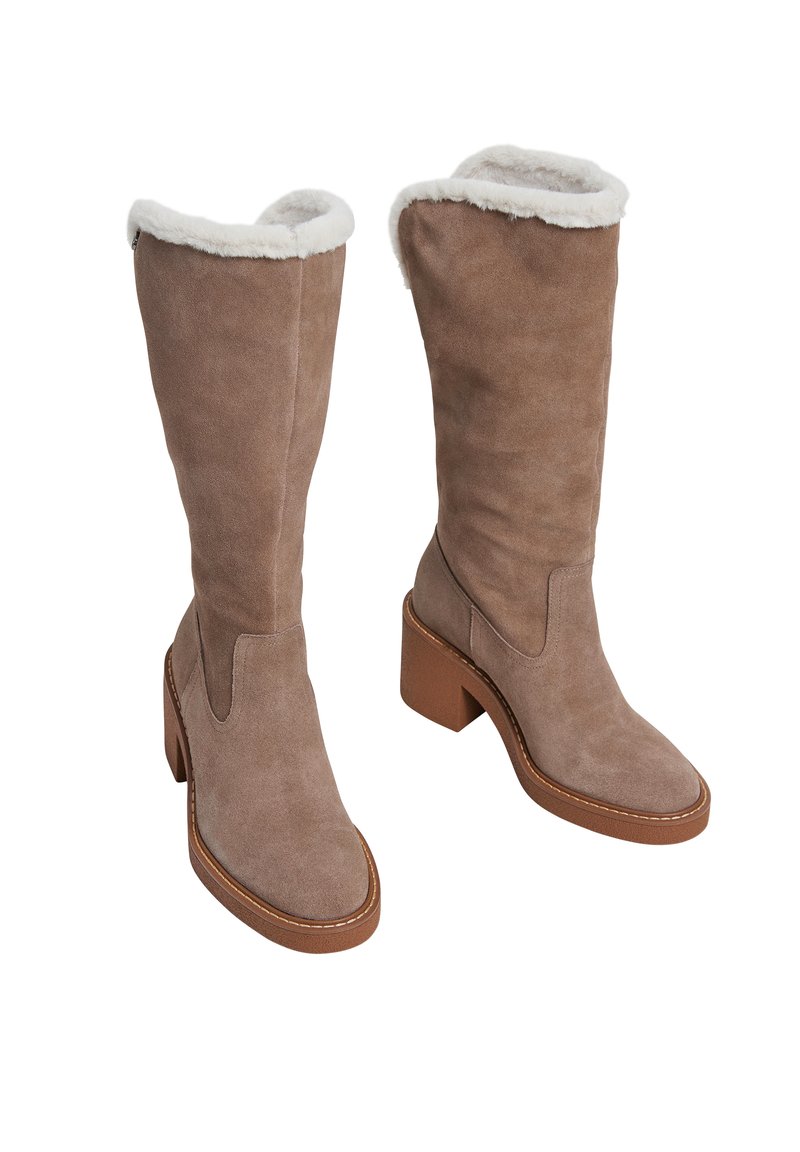 Braune Wildleder-Stiefel mit kniehohem Schaft und Blockabsatz, mit einem Kunstfellbund und gestickten Details entlang der Sohle. Insgesamt glatte Textur.