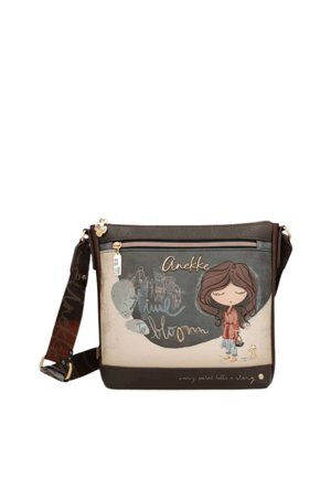 Borsa a tracolla con cinghia marrone, ragazza dei cartoni animati che tiene una lanterna, testo "Anekke" e "Time to bloom" su sfondo beige e grigio.
