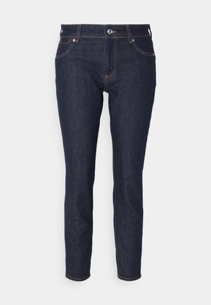 Jeans de denim azul oscuro con corte slim, diseño de cinco bolsillos y costuras naranjas contrastantes. Presenta un cierre de botón y pasantes para cinturón.