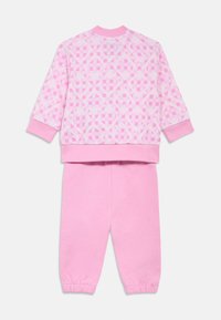 Completo con felpa e pantaloni rosa. La felpa presenta una texture a motivi, polsini a coste e scollo rotondo. I pantaloni hanno polsini elastici.
