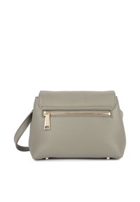 Borsa a mano in pelle grigia con chiusura a patta, tasca frontale con cerniera, dettagli in metallo dorato e tracolla removibile. Design compatto e strutturato.