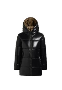 Doudoune matelassée noire brillante avec grande capuche et fermeture éclair frontale, dotée d'une doublure intérieure marron et de poches latérales zippées.