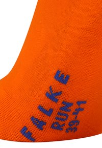 Calzino arancione con design a maglia texturizzata, caratterizzato da un branding blu sul lato. Il tessuto è elastico e morbido.