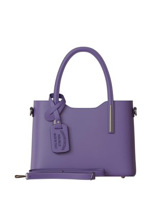 Lila Lederhandtasche mit glatter Textur, einem geknoteten Griff, einem abnehmbaren Schulterriemen und einem Etikett mit der Aufschrift "ECHTES LEDER AUS ITALIEN."