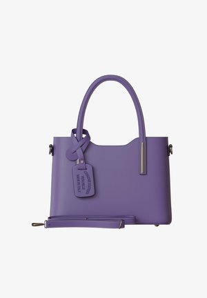 Lila Lederhandtasche mit glatter Textur, einem geknoteten Griff, einem abnehmbaren Schulterriemen und einem Etikett mit der Aufschrift "ECHTES LEDER AUS ITALIEN."