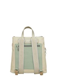Mochila de cuero beige con acento verde menta, detalle en relieve, herrajes plateados y doble correa para los hombros con marca. Bolsillo con cremallera en la parte delantera.