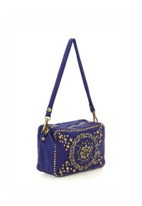 Borsa a tracolla in pelle viola con forma rettangolare, adornata con borchie dorate e motivi decorativi. Presenta una tracolla sottile e regolabile.