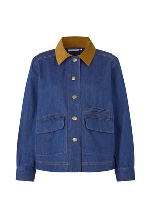 Giacca di denim con colletto in velluto a coste marrone, bottoni a pressione lungo il davanti e due grandi tasche a soffietto in vita su sfondo bianco.