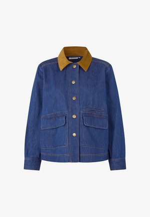 Jeansjacke mit braunem Cordkragen, Druckknöpfen vorne und zwei großen Klappentaschen an der Taille auf weißem Hintergrund.