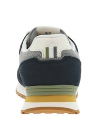 Baskets avec une tige en maille grise, un talon en daim bleu marine, des accents verts et blancs à l'arrière, et une semelle blanche et jaune. Taille 42 indiquée.