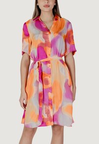 Vestito camicia a maniche corte in tessuto leggero, con vivaci motivi astratti arancioni e rosa, chiusura con bottoni e cintura in vita.