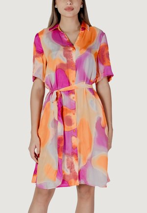 Vestito camicia a maniche corte in tessuto leggero, con vivaci motivi astratti arancioni e rosa, chiusura con bottoni e cintura in vita.