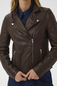 Giubbotto da moto in pelle marrone con colletto a punte, zip frontale asimmetrica e tasche con cerniera. Texture liscia e design aderente.