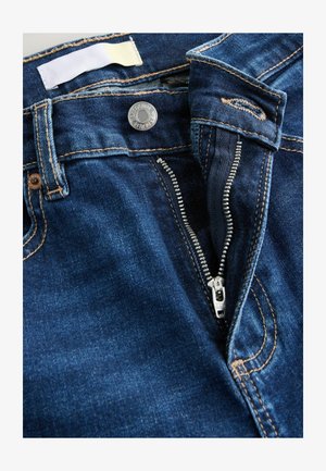 Blaue Jeans aus Denim mit einem silbernen Reißverschluss, einer kupferfarbenen Knopfleiste und kontrastierender Naht; zeichnet sich durch eine weiche Textur und ein klassisches Fünf-Taschen-Design aus.