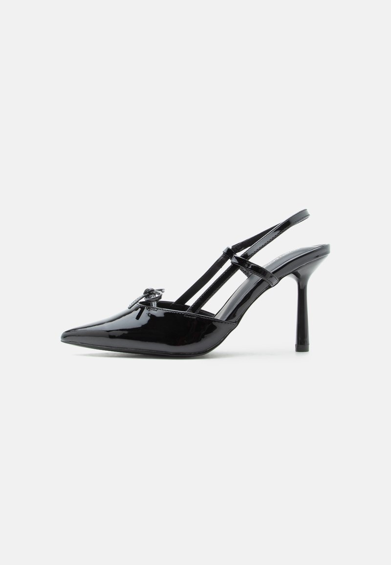 Μαύρο παπούτσι slingback από δέρμα με πατέντα, ψηλό τακούνι, μυτερή μύτη και διπλή λωρίδα στο πάνω μέρος του ποδιού.