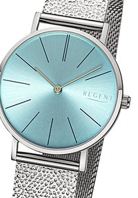 Montre ronde avec un cadran métallique bleu clair, index horaires en argent et un bracelet en maille argentée texturé. Présente un design simple et des accents minimalistes.