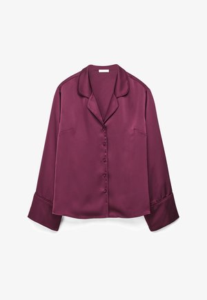 Satynowa bluzka z długim rękawem zapinana na guziki, w głębokim odcieniu śliwki, z kołnierzem z wycięciem i szerokimi mankietami, rozłożona na płasko na białym tle.