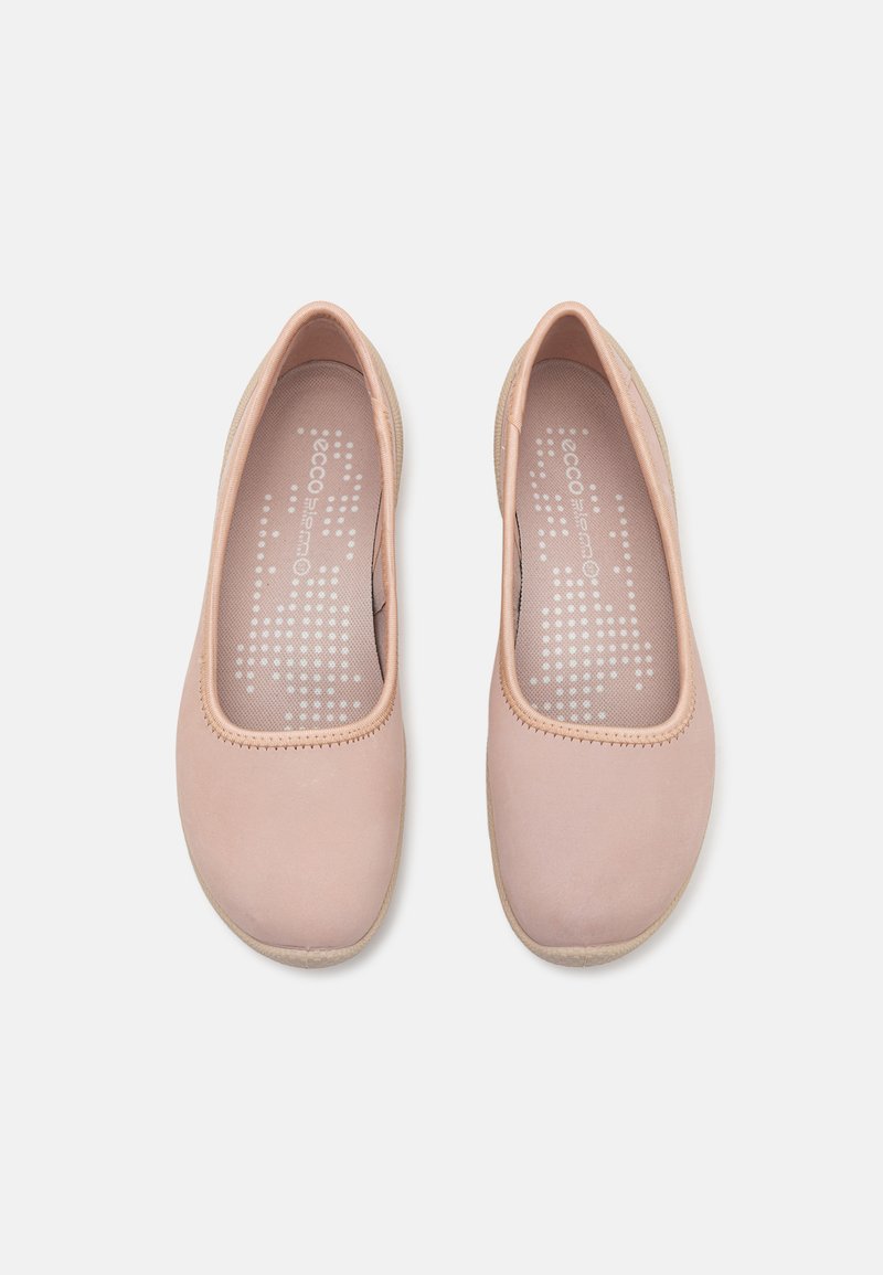 Jasnoróżowe buty typu slip-on o gładkiej fakturze, zaokrąglonym nosku i elastycznych krawędziach. Wnętrze zawiera wkładkę w kropki z logo marki.