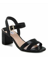 Sandale à talon noire avec un design en simili-cuir serpent texturé, bout ouvert, deux sangles croisées et une sangle de cheville réglable avec des garnitures dorées.