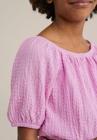 Blusa rosa texturizzata con scollatura off-the-shoulder e maniche corte a sbuffo, caratterizzata da un design in tessuto smaltato che aggiunge interesse visivo.