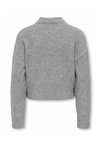 Pilkas trumpas megztinis su aukštu apykakle, raukšlėtu apatine dalimi ir kiek per didelėmis rankovėmis. Pagamintas iš minkštos vilnos mezgimo, turinčio minimalų tekstūros efektą.