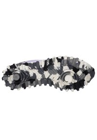 Voetbalschoen zool met een gestructureerde grip met een visgraatpatroon in zwart en wit, met ronde noppen voor grip.